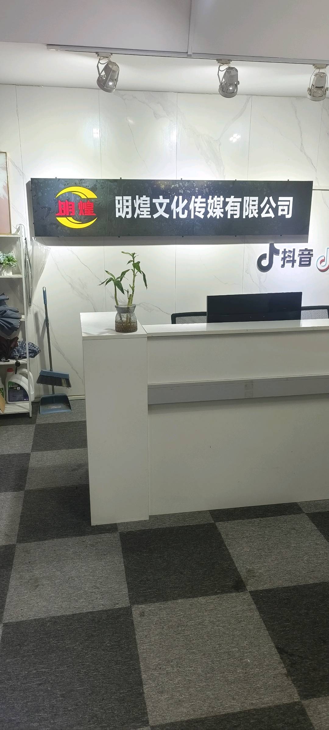 电脑自动运行，免费搭建，有资源团队来对接